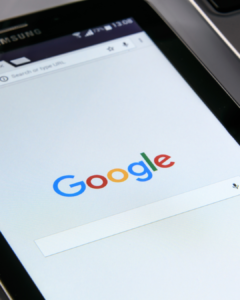 Logo Google affiché sur une tablette - améliorer la visibilité de son entreprise sur Google